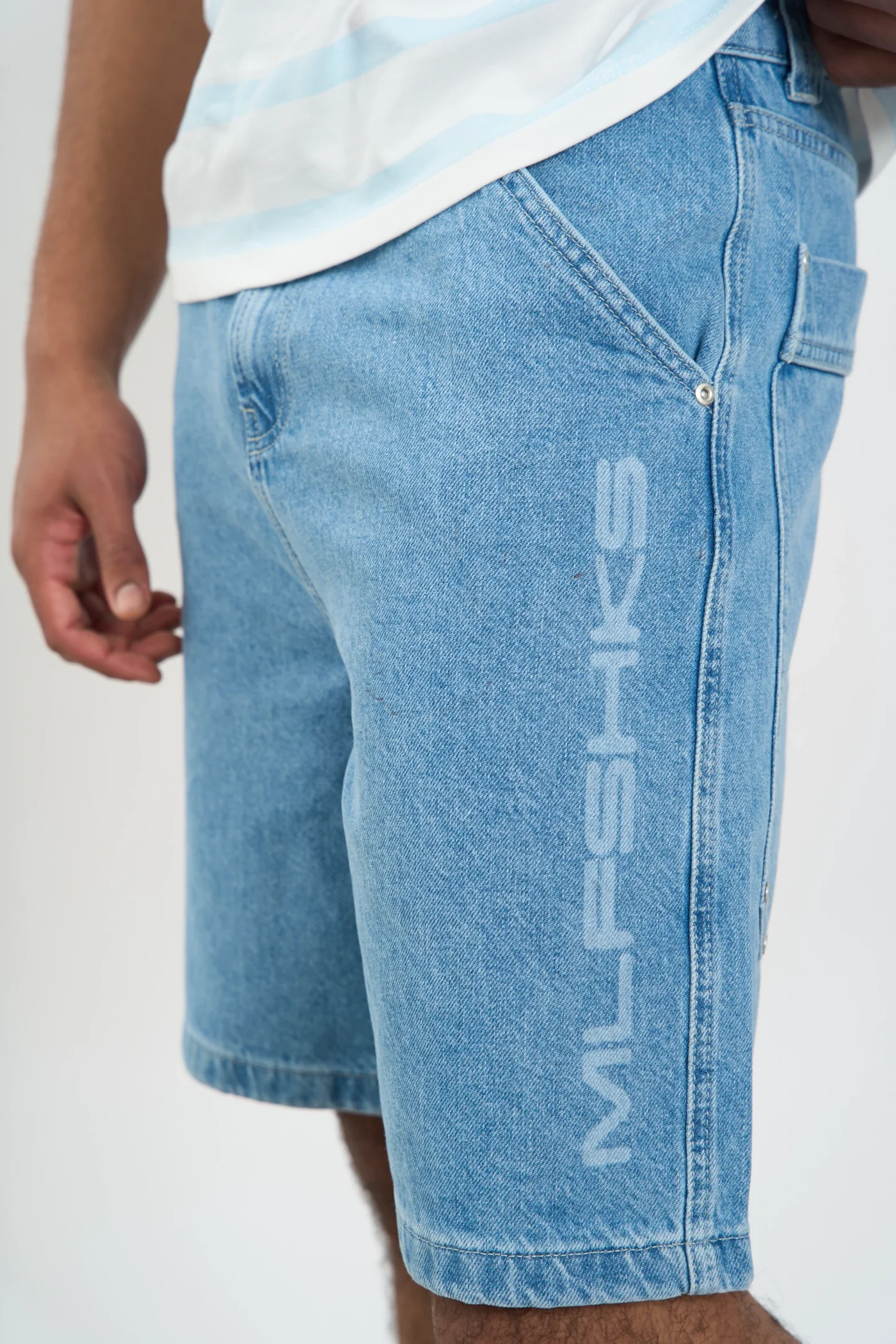 BIG POCKETS DENIM SHORTS ICE BLUE - Image 6